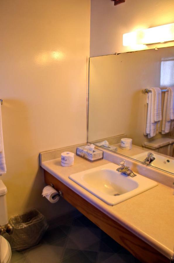 كريسينت سيتي Crescent Beach Motel الغرفة الصورة