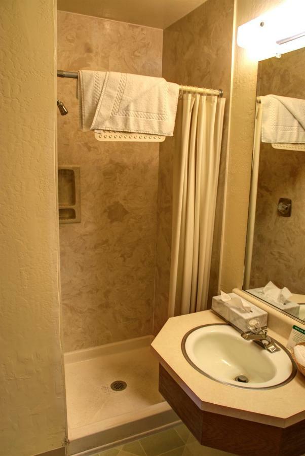 كريسينت سيتي Crescent Beach Motel الغرفة الصورة