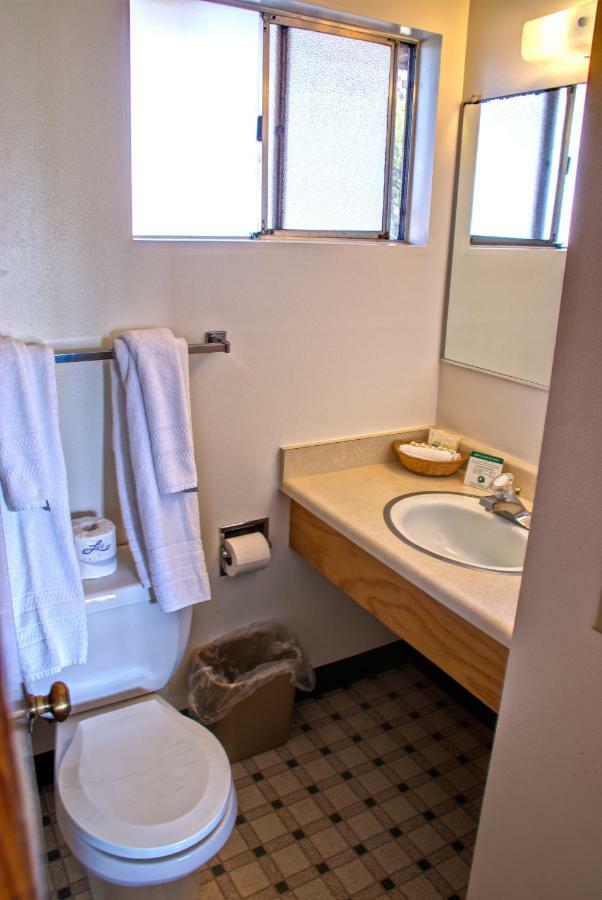 كريسينت سيتي Crescent Beach Motel الغرفة الصورة